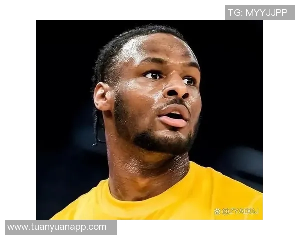 湖人最新训练瞬间曝光，詹姆斯专注投入