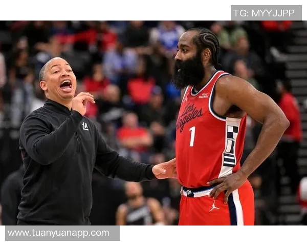 泰伦·卢:赛中我不知道哈登得了多少分,他在进攻端扛着我们 泰伦·卢:赛中我不知道哈登得了多少分,他在进攻端扛着我们