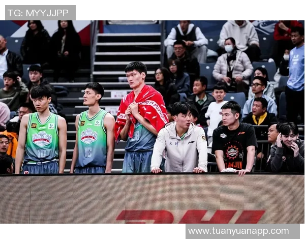 CBA人员在替补席看电竞直播？球队官方回应：误滑了，本在看抖音