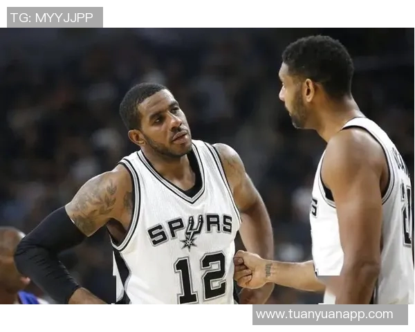 名宿探班!阿尔德里奇昨日造访马刺更衣室 晒出与文班同框照